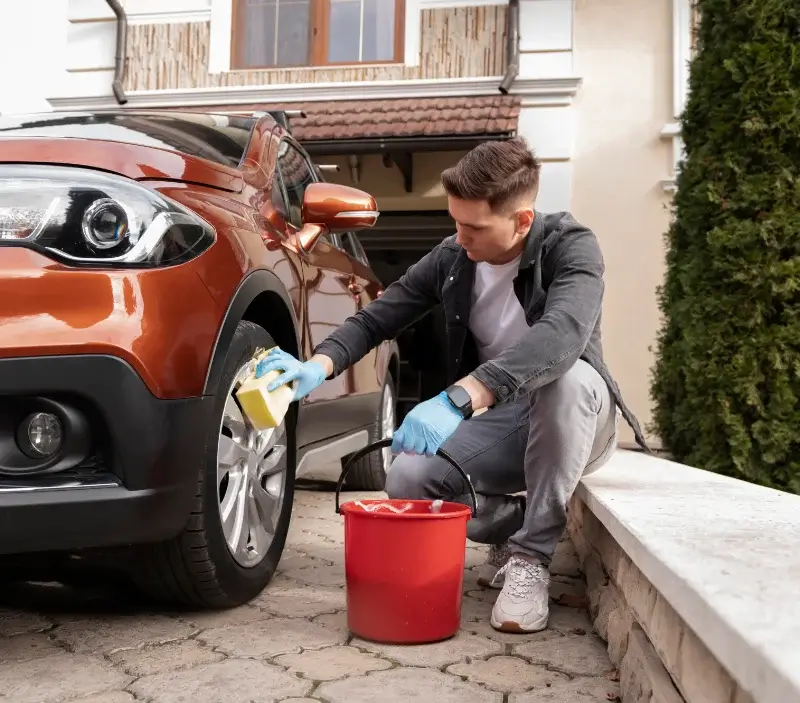 Lavage auto à domicile Capdenac-Gare : professionnel intervenant sur un véhicule